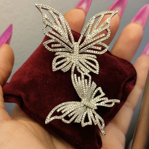 Pin with rhinestones new, very beautiful