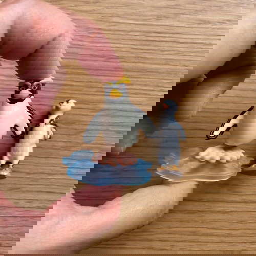 Фигурки Kinder Surprise използвани, Happy Feet 2 или Surfs Up, комплект от 2