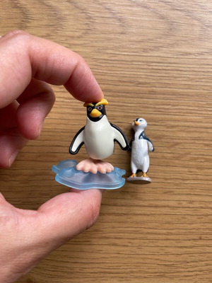 Фигурки Kinder Surprise използвани, Happy Feet 2 или Surfs Up, комплект от 2