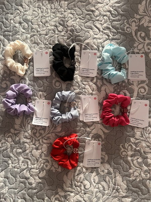 Lululemon scrunchies new