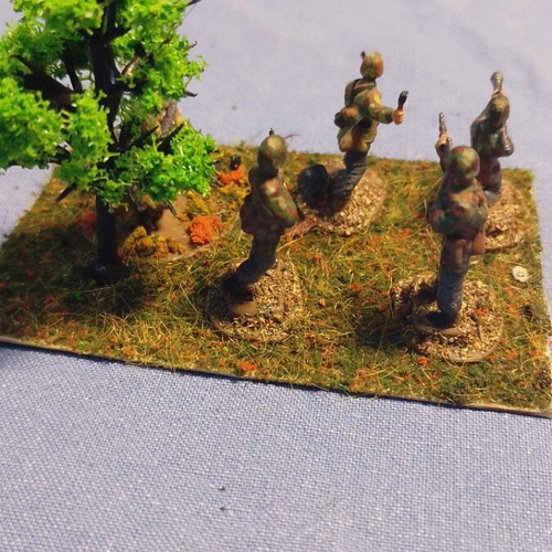 Mini Diorama German Paratroopers World War II scale 1/72 like new
