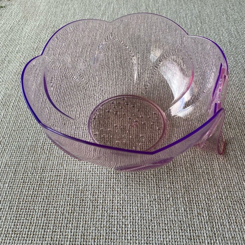 Plastic Daisy Bowl like new that looks like glass