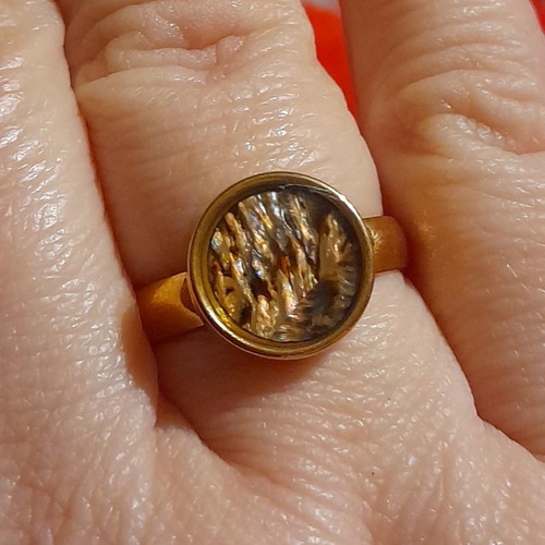 Pho ring used, size 8 with iridescent shell piece