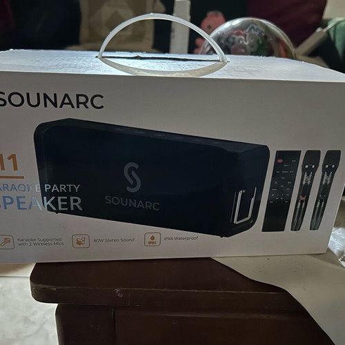 Bluetooth karaoke speaker like new with 2 microphones and charger