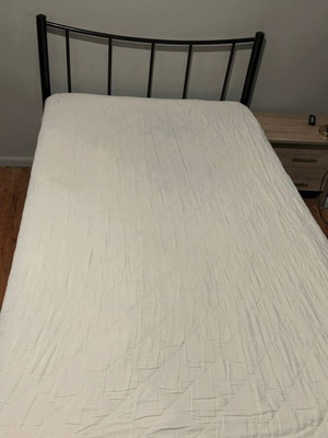 Ημίδιπλο κρεβάτι με στρώμα σαν καινούργιο, μεταλλικός σκελετός μαύρος