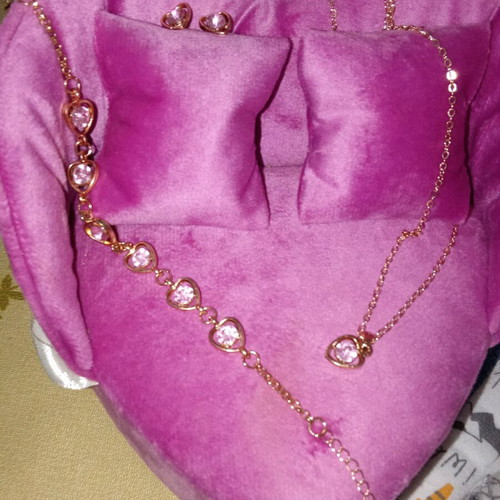 Jewelry set with bracelet, stud earrings and heart-shaped pendant new