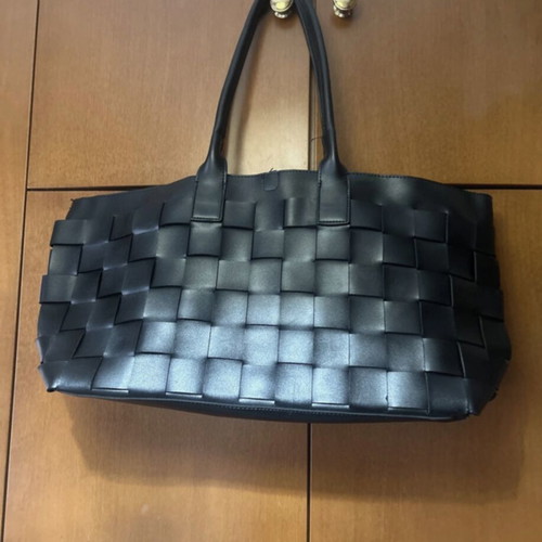 Knitted women's shoulder bag with separate pouch like new, black