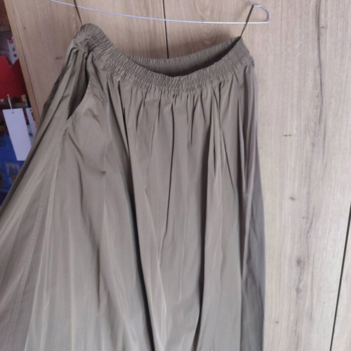 Zara khaki skirt like new, wide fit with pockets and elastic waist