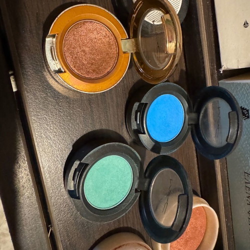 20 eyeshadows like new in various colors
