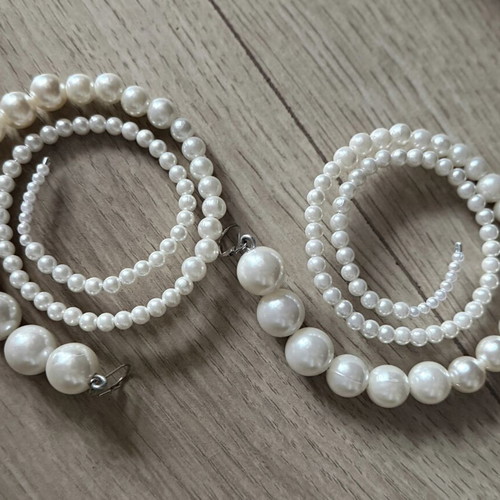 Anelia Art designs earrings like new, white