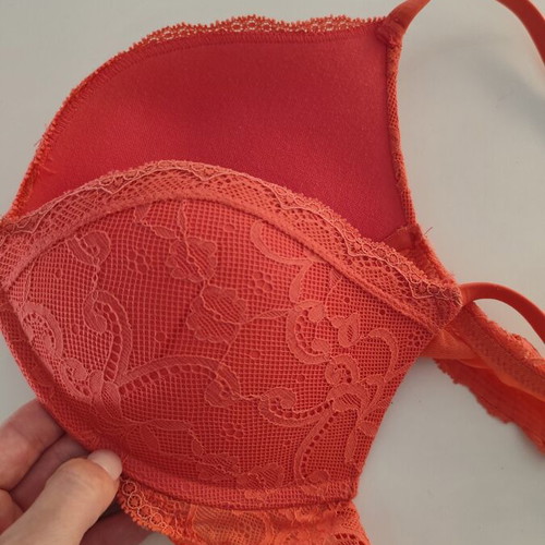 Intimissimi bra 80B coral lace like new, wireless, padded