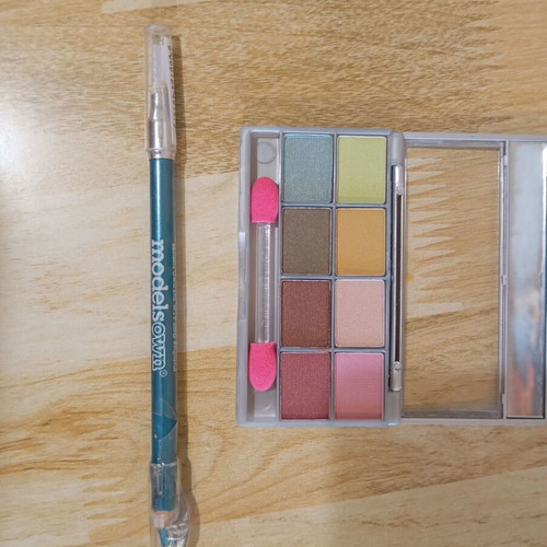 Eyeshadow palette and eye pencil set new, pack of 8 colors