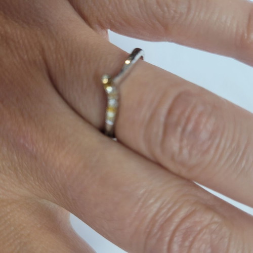 Thin ring-veraki with subtle rhinestones
