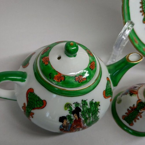 Chinese miniature tea set Zhong Guo Jingdezhen Zhi with 9 pieces, painted geishas