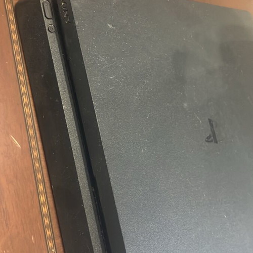 PlayStation 4 употребяван с 1 контролер и 3 игри