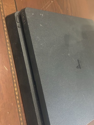 PlayStation 4 употребяван с 1 контролер и 3 игри