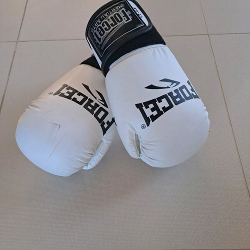 Boxing gloves for kids like new, age 10-15