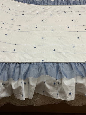 Κουβερλί μεταχειρισμένο με βολάν και οργάντζα