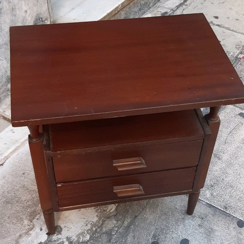 Κομοδίνο vintage καρυδιά με δύο συρτάρια, σε άριστη κατάσταση