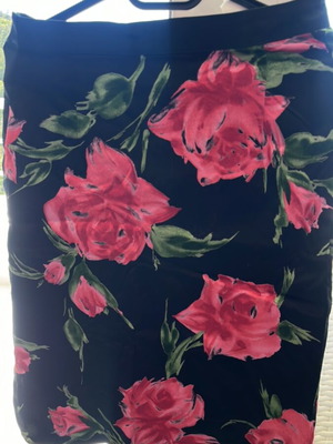 Dolce & Gabbana satin floral skirt like new, black with red