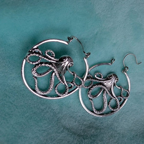 Earrings like new, metal