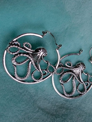 Earrings like new, metal