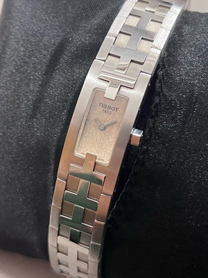 Γυναικείο ρολόι Tissot 15mm ασημί με ζαφείρι κρύσταλλο καινούργιο
