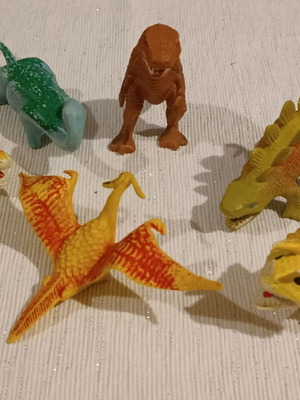 Plastic dinosaurs used, set of 6 figures