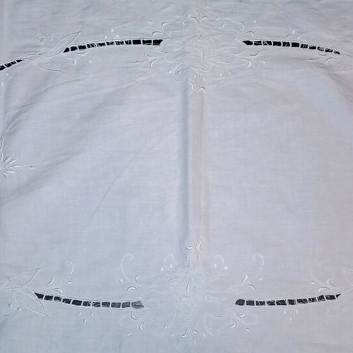 Cutwork table linen set like new, white
