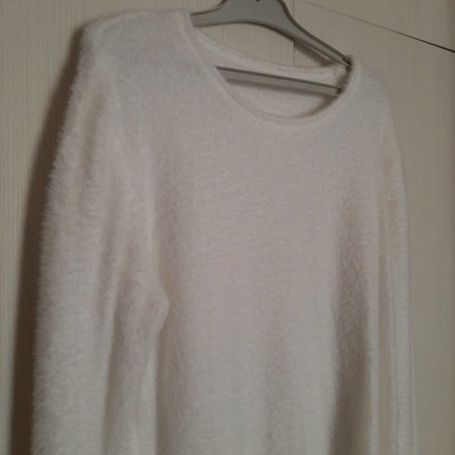 Fuzzy sweater new, size M-L, white