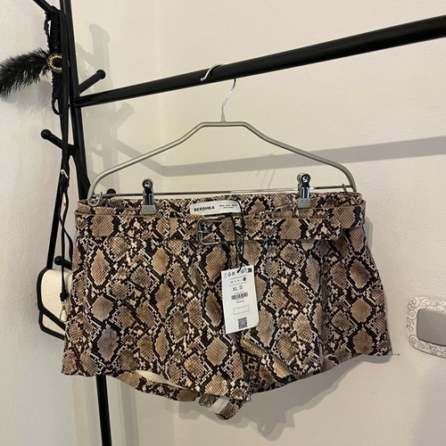 Snake print shorts new with tags Bershka brown XL