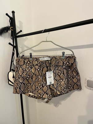 Snake print shorts new with tags Bershka brown XL