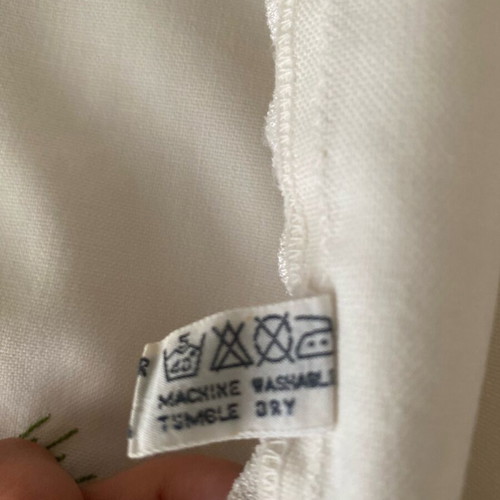 Round tablecloth like new, white with flowers, 79cm diameter