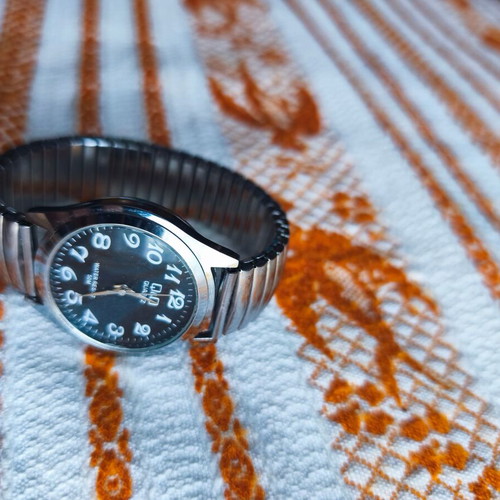 Q&Q Quartz watch with elastic closed bracelet silver like new