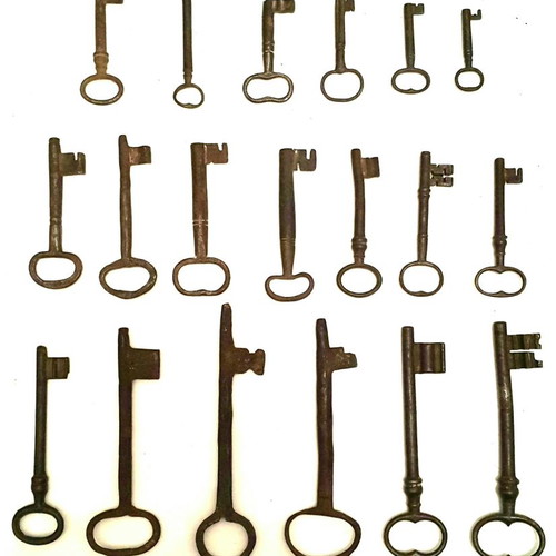 Set of 19 vintage keys used, old era