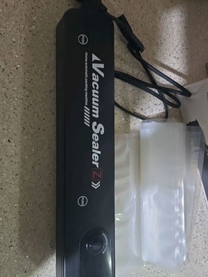 Vacuum Sealer Z συσκευή σφράγισης τροφίμων με σακούλες κενού αέρος σε μαύρο