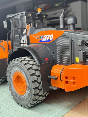 Дистанционно управляван товарач Hitachi ZW370 мащаб 1:14 като нов