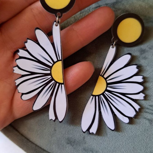 Daisy earrings large dangling like new, plexiglass