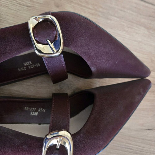 Suede texture bordaux pumps with low heels like new
