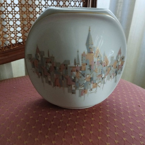 Porcelain vase Kaiser W Germany like new, White Village design