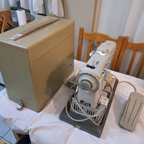 Pfaff 362 vintage sewing machine like new