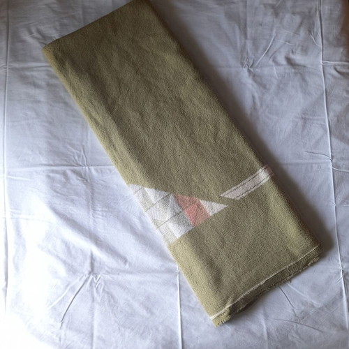 Single blanket used, green color