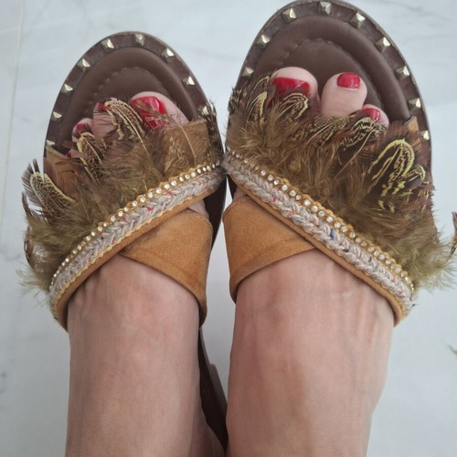 Flat slippers with feathers in beige and brown, like new