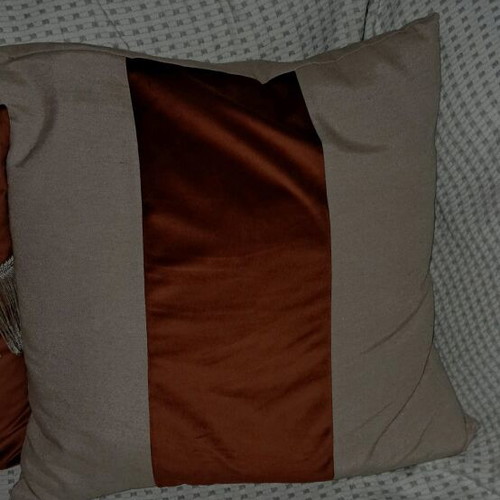 Throws and 3 pillows like new for two- and three-seater sofa
