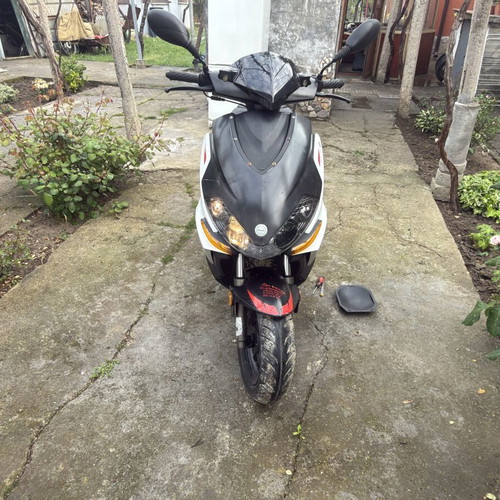 Benelli Quattronove X scooter like new, 49cc two-stroke air cooling