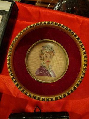 Embroidered frames like new, set of 9 pieces