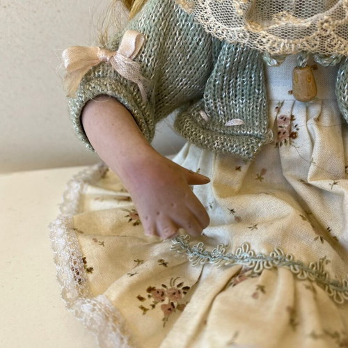 Porcelain doll used with broken fingers, height 30cm