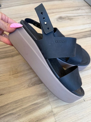 Γυναικεία σανδάλια Crocs Brooklyn Low Wedge σαν καινούργια, μέγεθος 38
