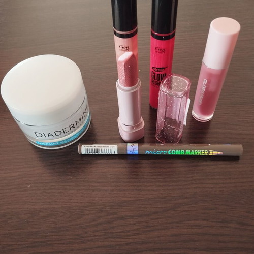 Cosmetics pack used with Diadermine Aquagel cream and lip glosses