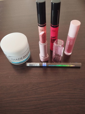 Cosmetics pack used with Diadermine Aquagel cream and lip glosses